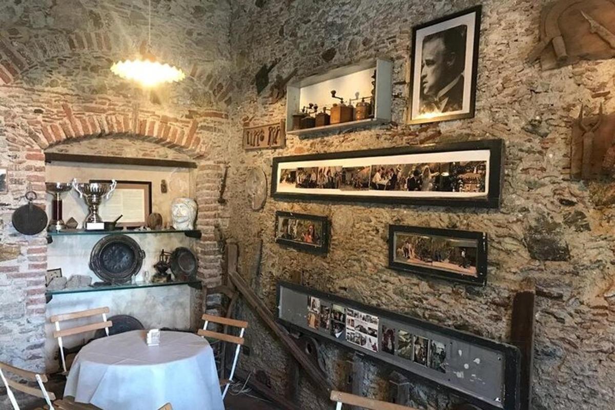 Un comedor con una mesa y una pared de piedra.