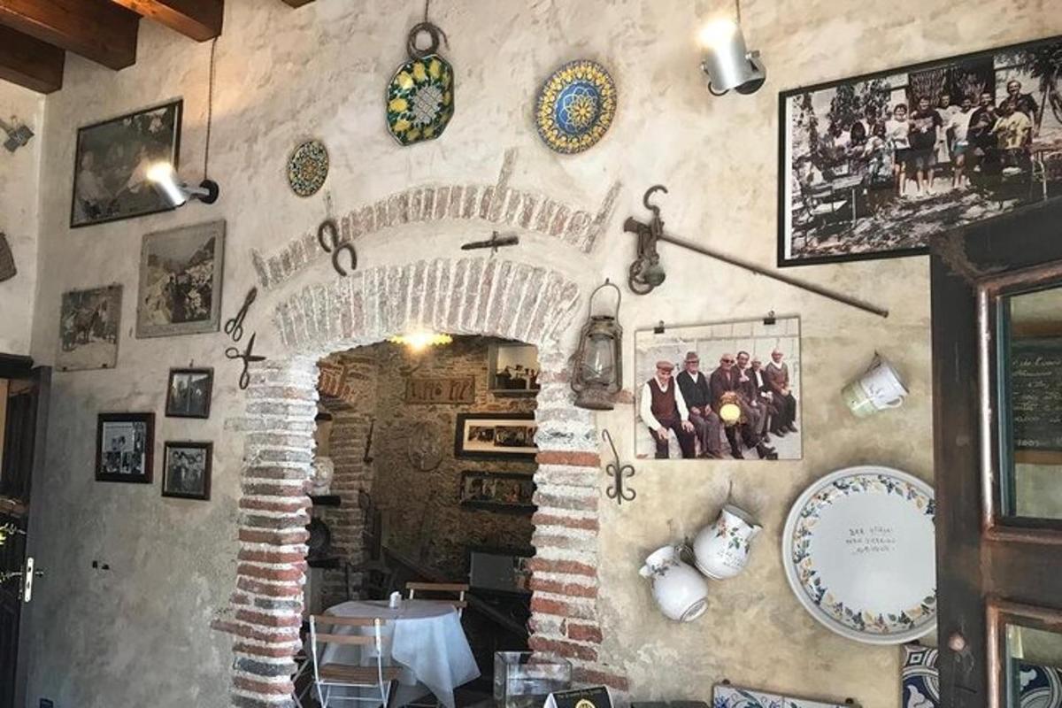 Una habitación con una pared de ladrillos con relojes en ella.