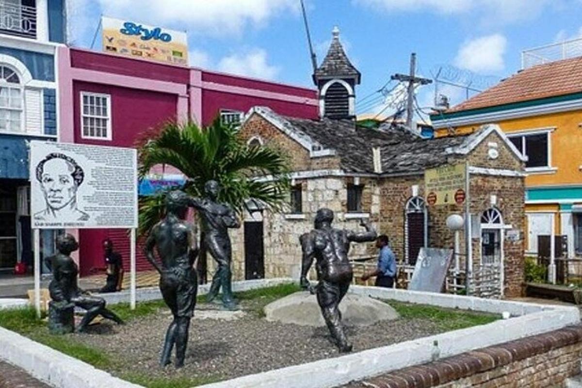 isang estatwa ng mga tao sa harap ng isang gusali