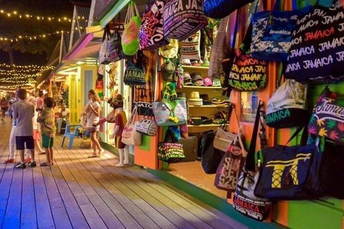 un gruppo di persone in piedi davanti a un negozio