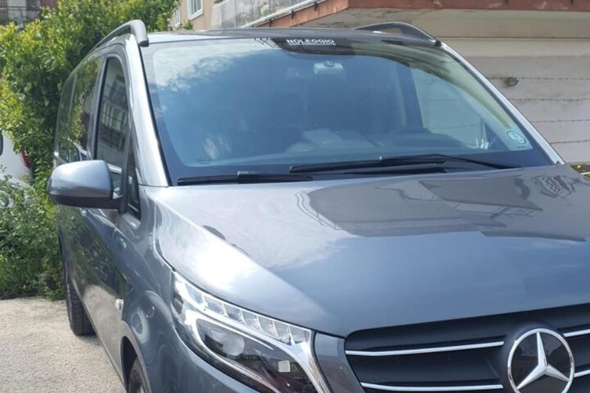 sissesõiduteele pargitud sinine Mercedes-Benzi kaubik
