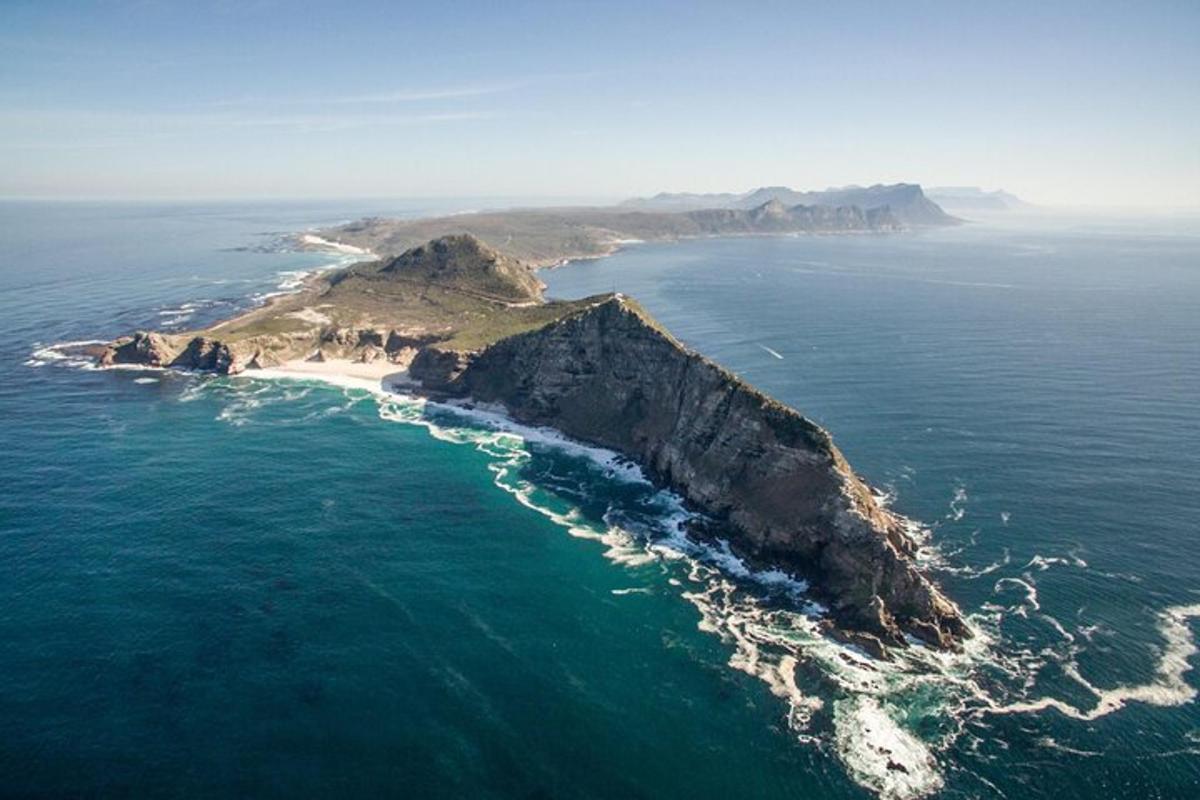 vista aèria d'una illa a l'oceà