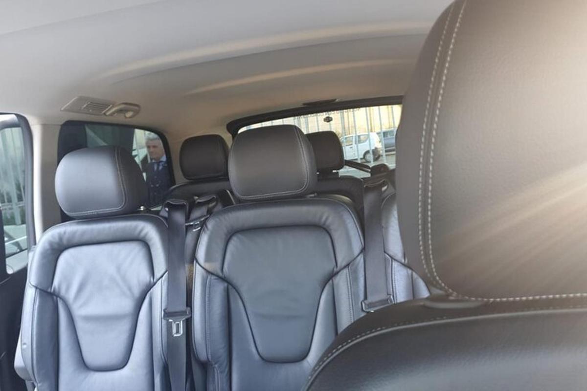 pemandangan tempat duduk belakang kereta