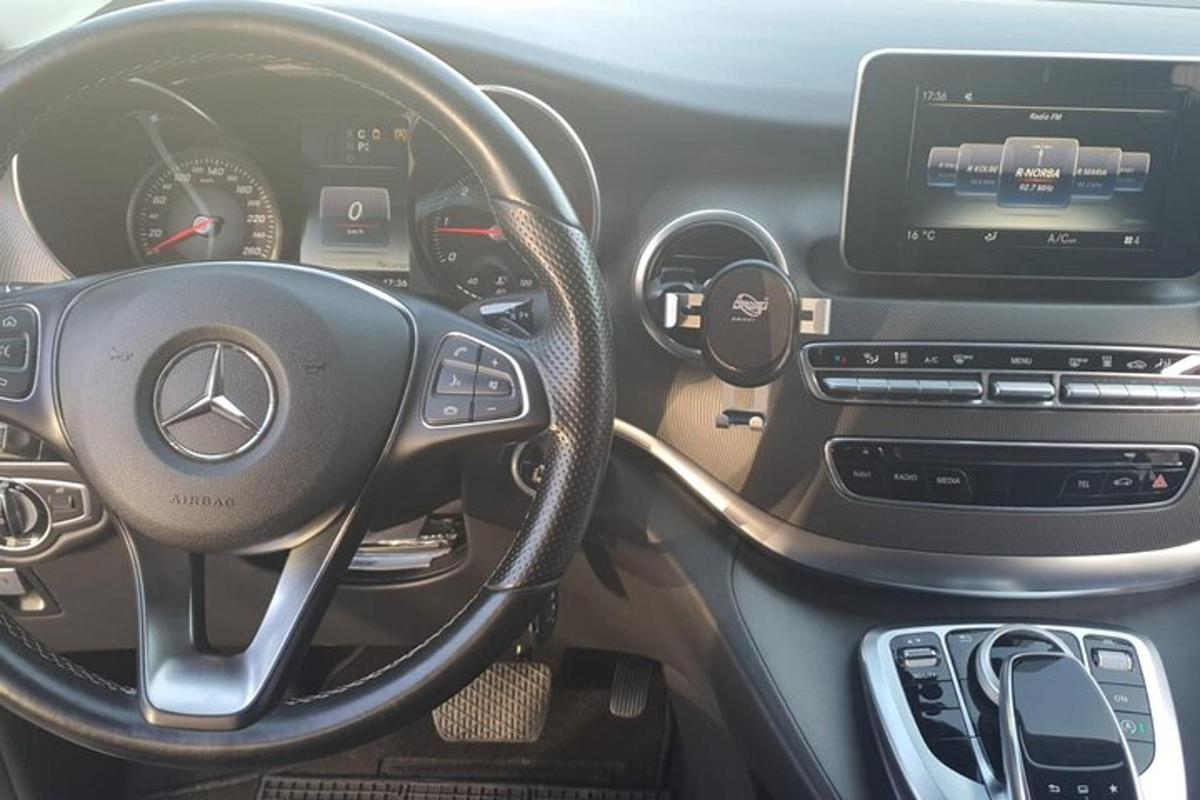 tanaw sa sabungan ng isang mercedes benz car