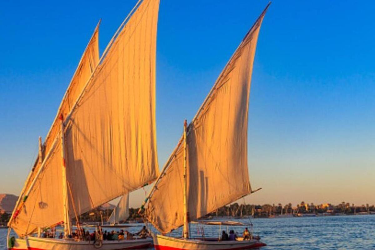 zwei Boote mit Segeln im Wasser auf dem Wasser