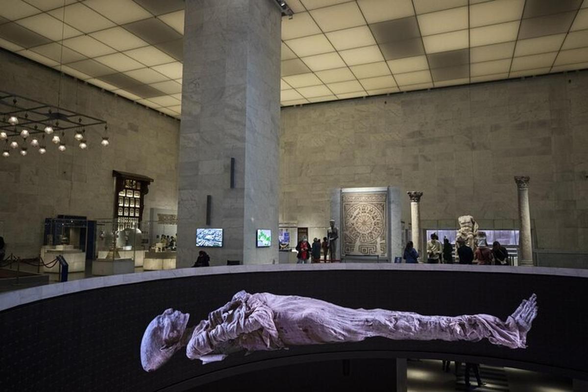 Un gran museo con una gran escultura morada en un edificio.