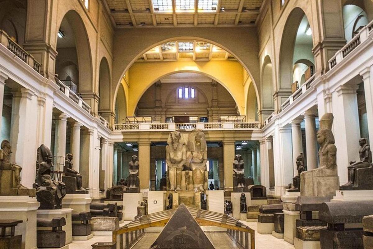 un museu amb una estàtua al mig