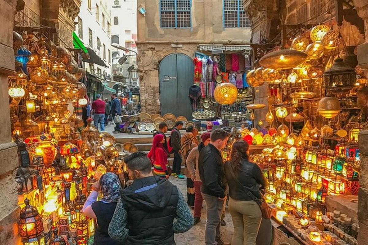 un grup de persones dempeus en un mercat amb llums