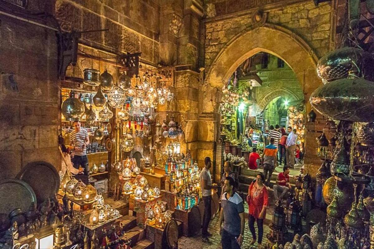 una vista di un mercato con persone che camminano intorno