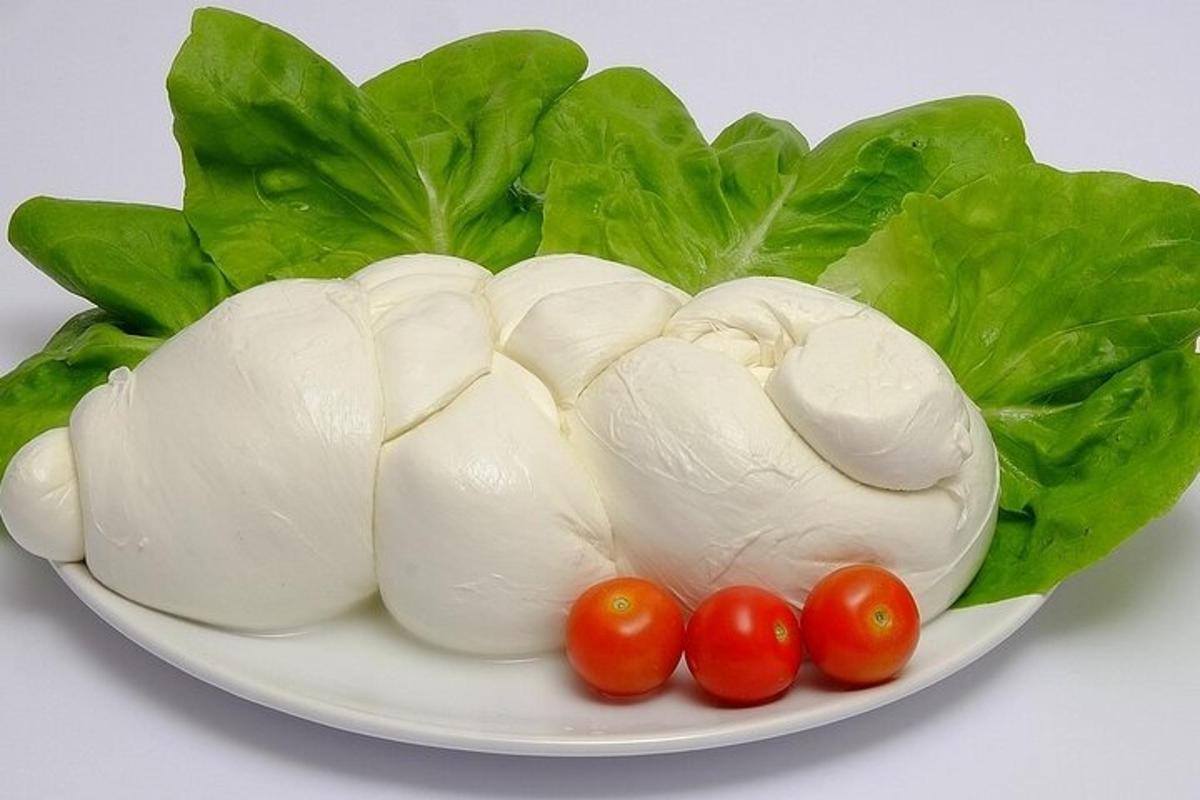 o farfurie cu legume și roșii pe masă
