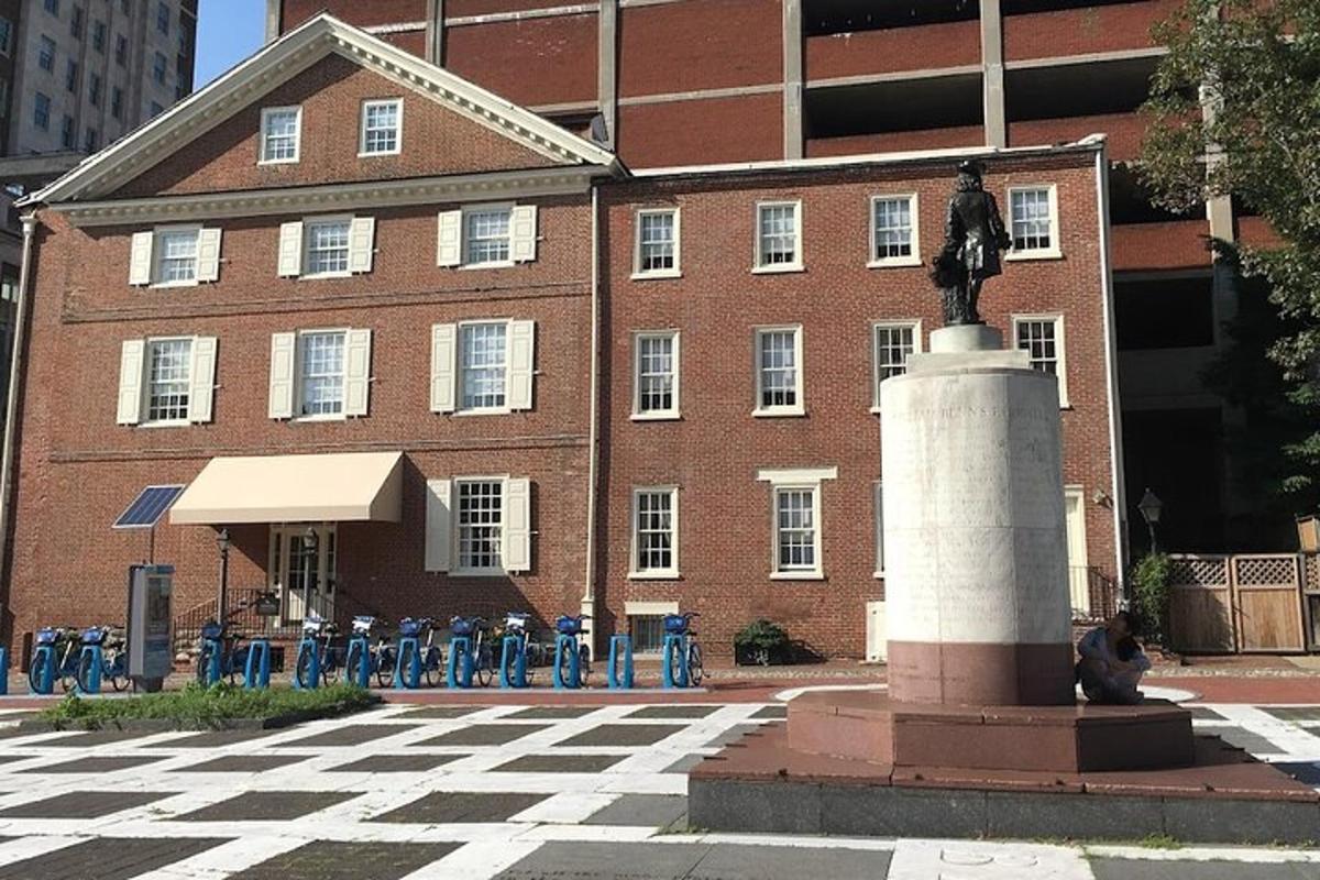 uma estátua em frente a um prédio de tijolos