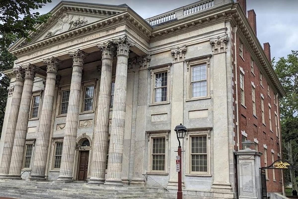 un grande edificio con colonne e un lampione di fronte