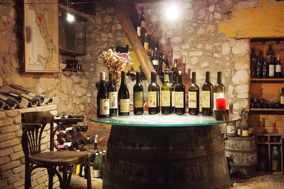 um monte de garrafas de vinho em cima de um barril