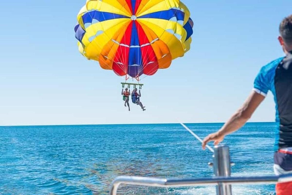 muž na lodi s balónem ve tvaru srdce