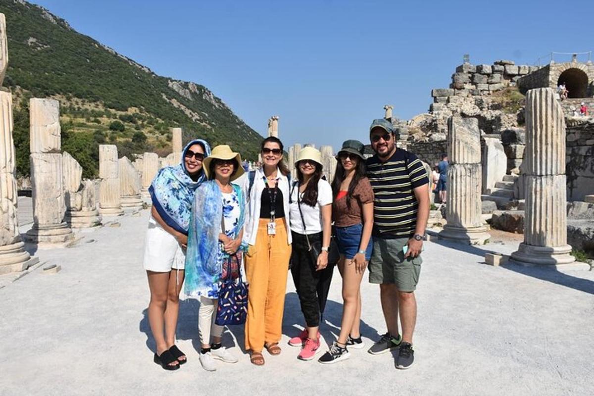 un gruppo di persone in posa per una foto all'acropoli