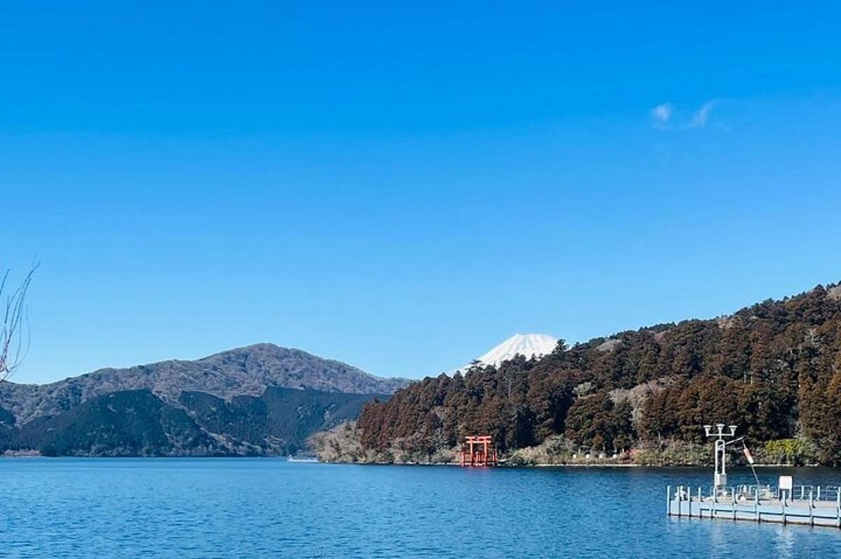 una vista di un lago con un molo e montagne