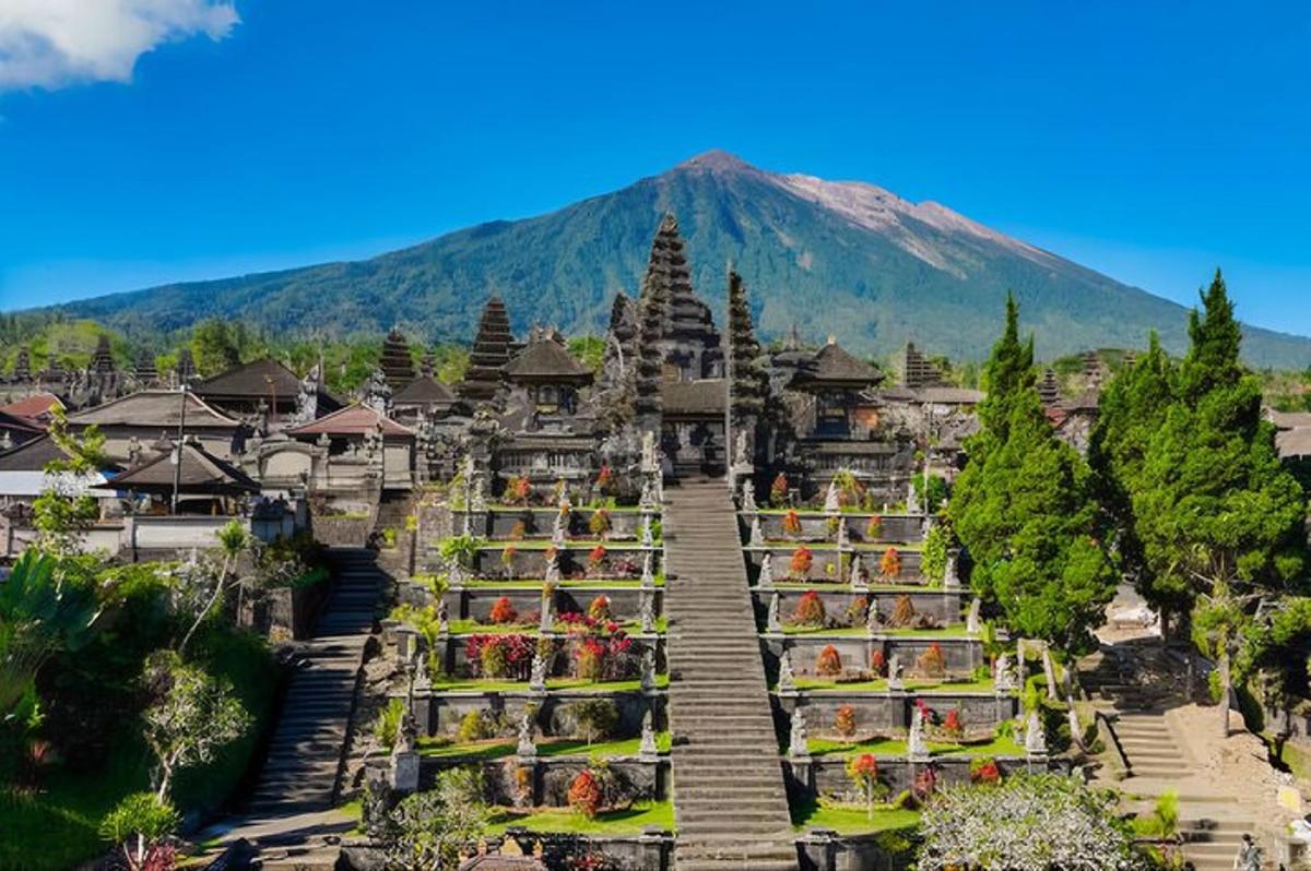 tangga menuju ke kuil dengan latar belakang gunung