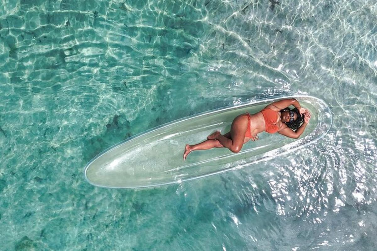 uma mulher deitada em uma prancha de surfe na água
