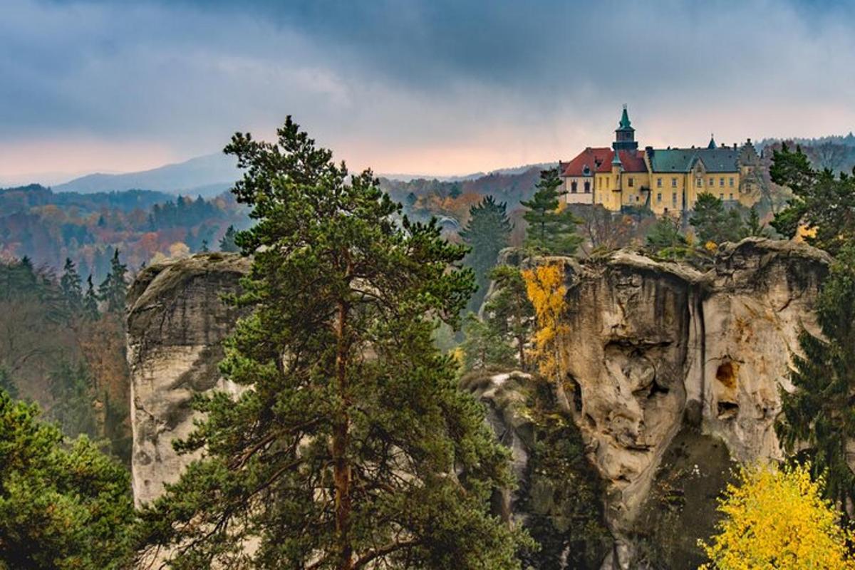 un château au sommet d'une montagne rocheuse