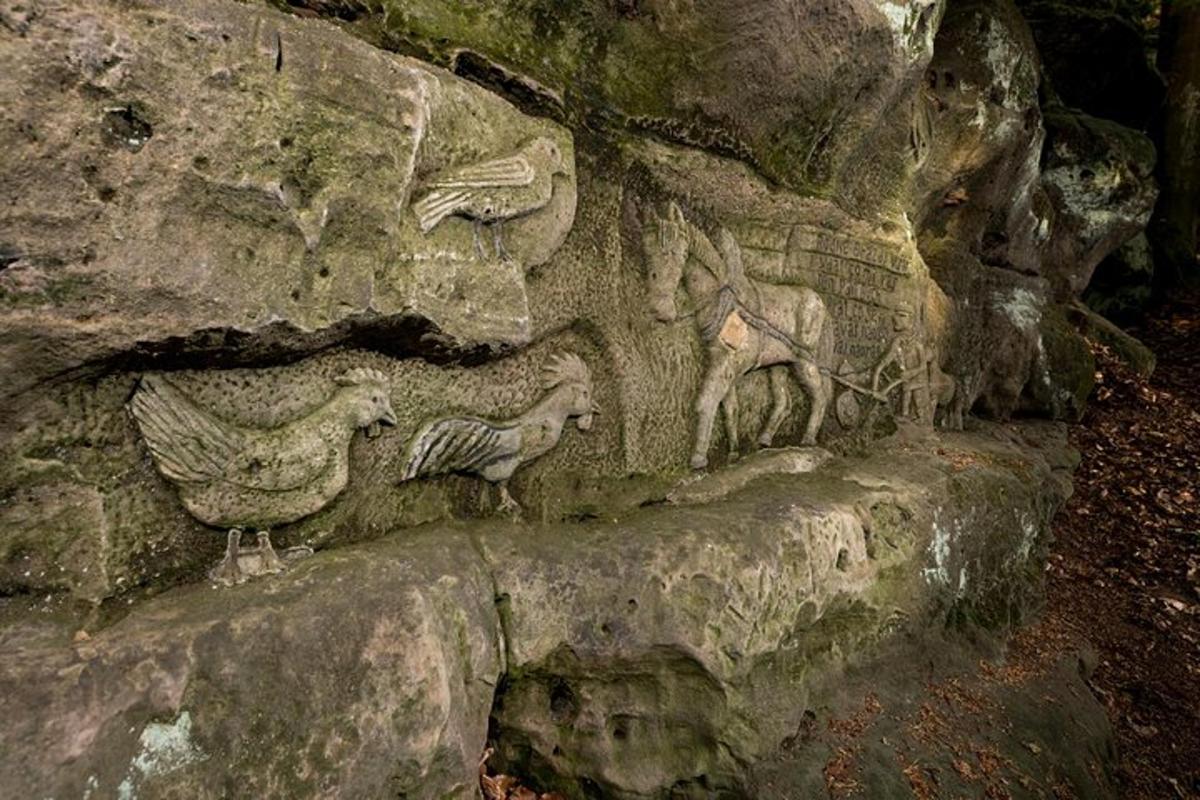 dinding batu dengan relief haiwan di atasnya