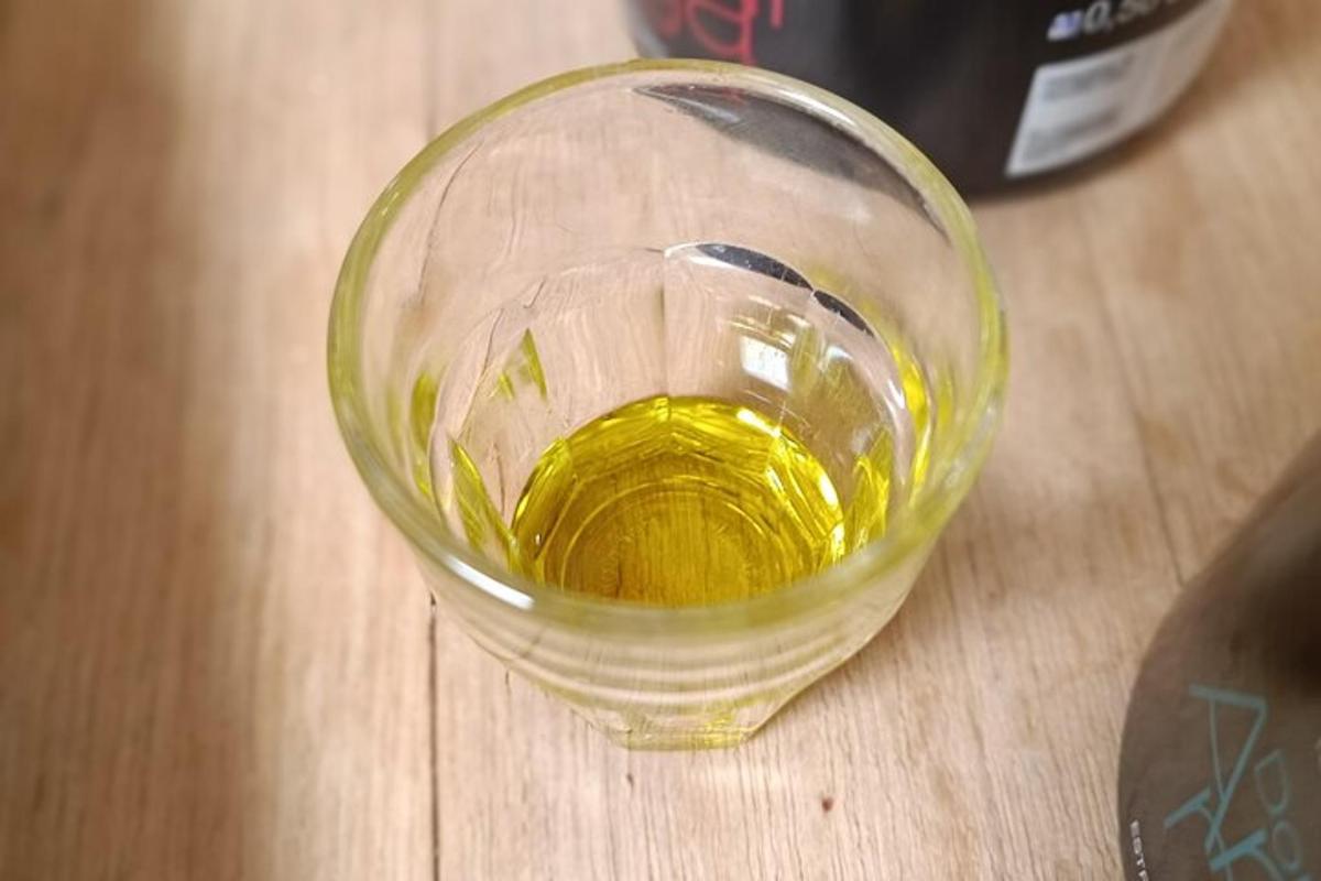 klaas kollast veini puidust laual