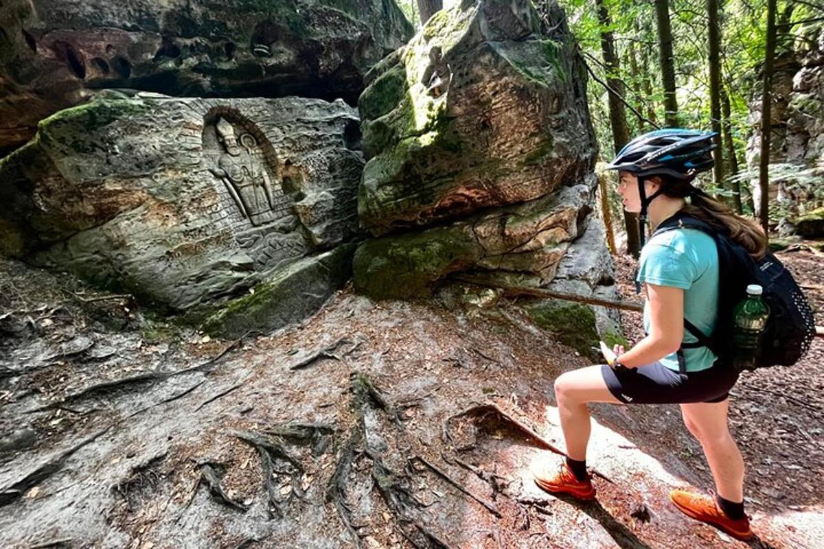 une jeune fille portant un casque debout sur un rocher