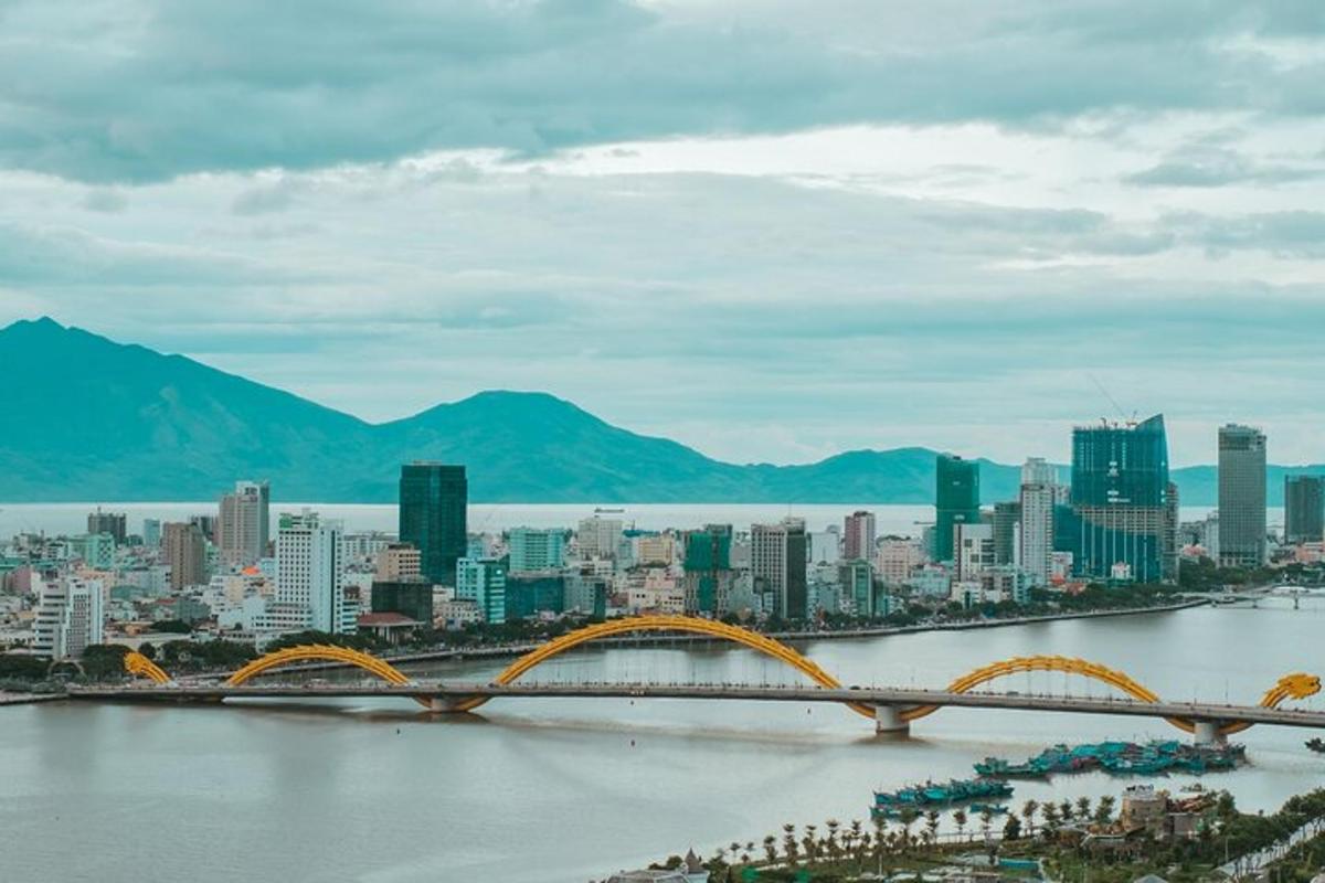 miasto z mostem nad rzeką z miastem