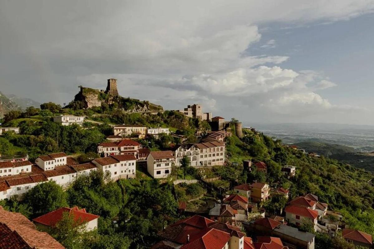 město na vrcholu kopce s hradem