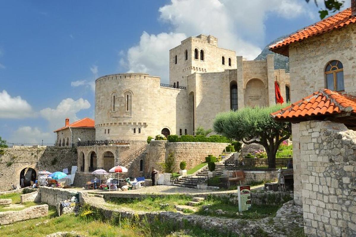 velký hrad s lidmi sedícími před ním