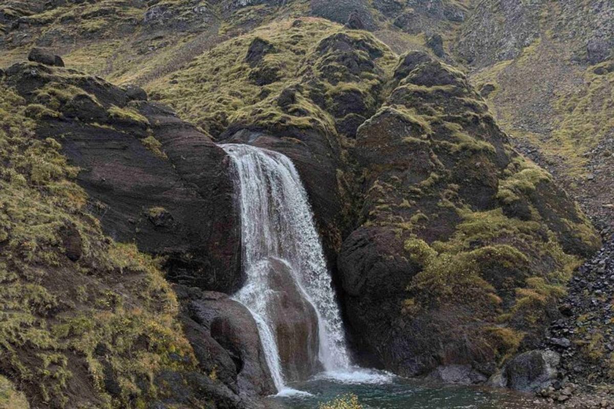 una cascada en la ladera de una montaña