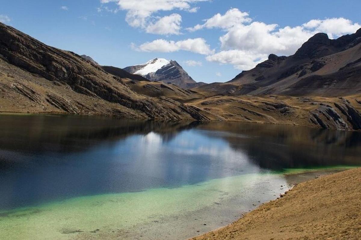 uma montanha refletida em um lago em um vale