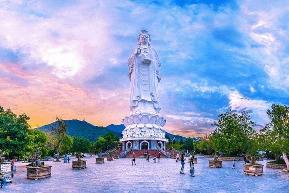 una gran estàtua d'una dona a la part superior d'un edifici