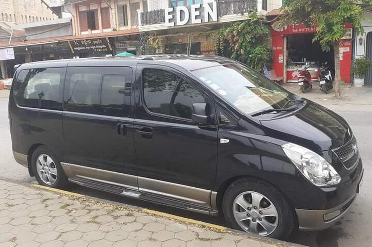egy fekete furgon parkolt az utca szélén
