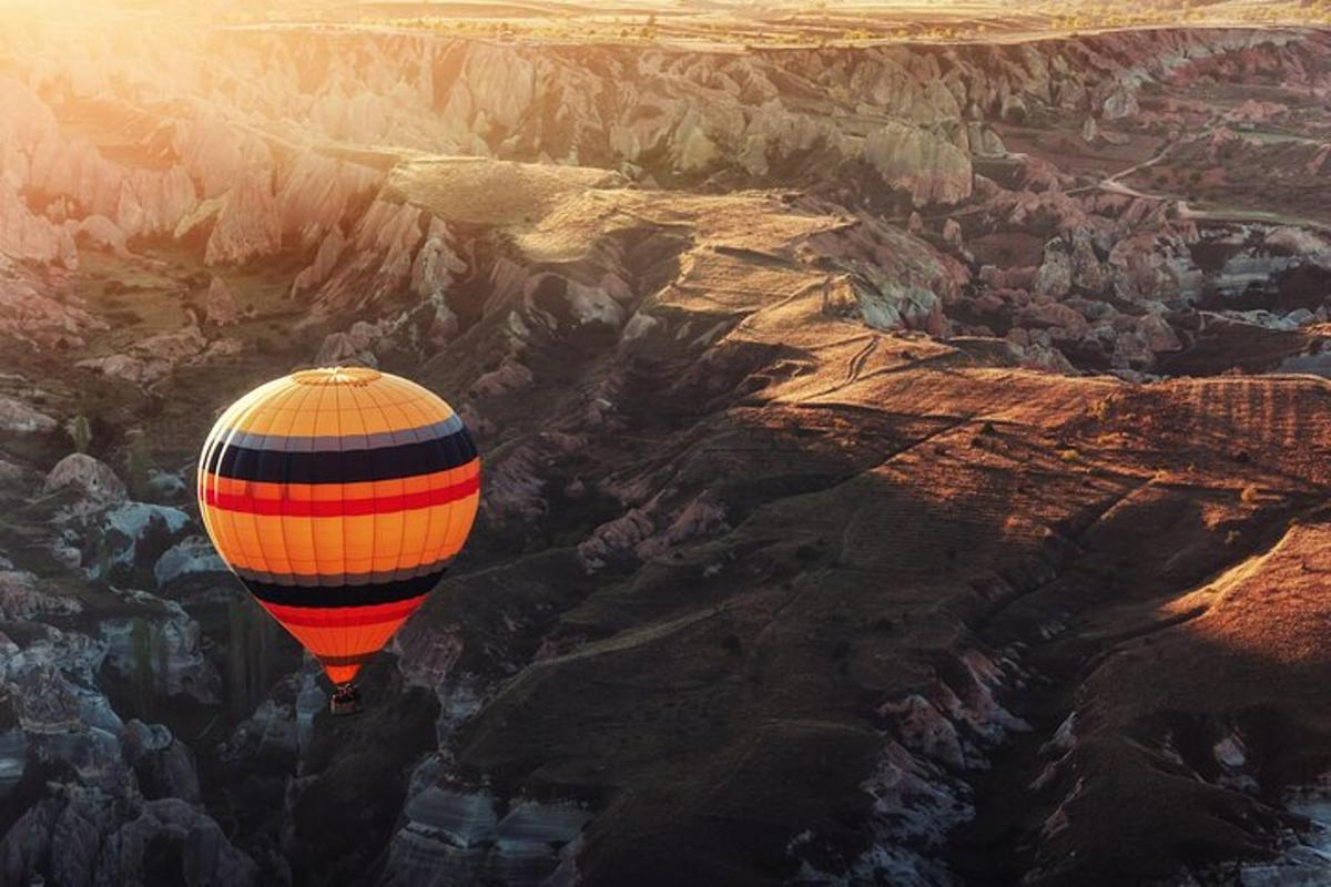 una mongolfiera che vola sopra un canyon