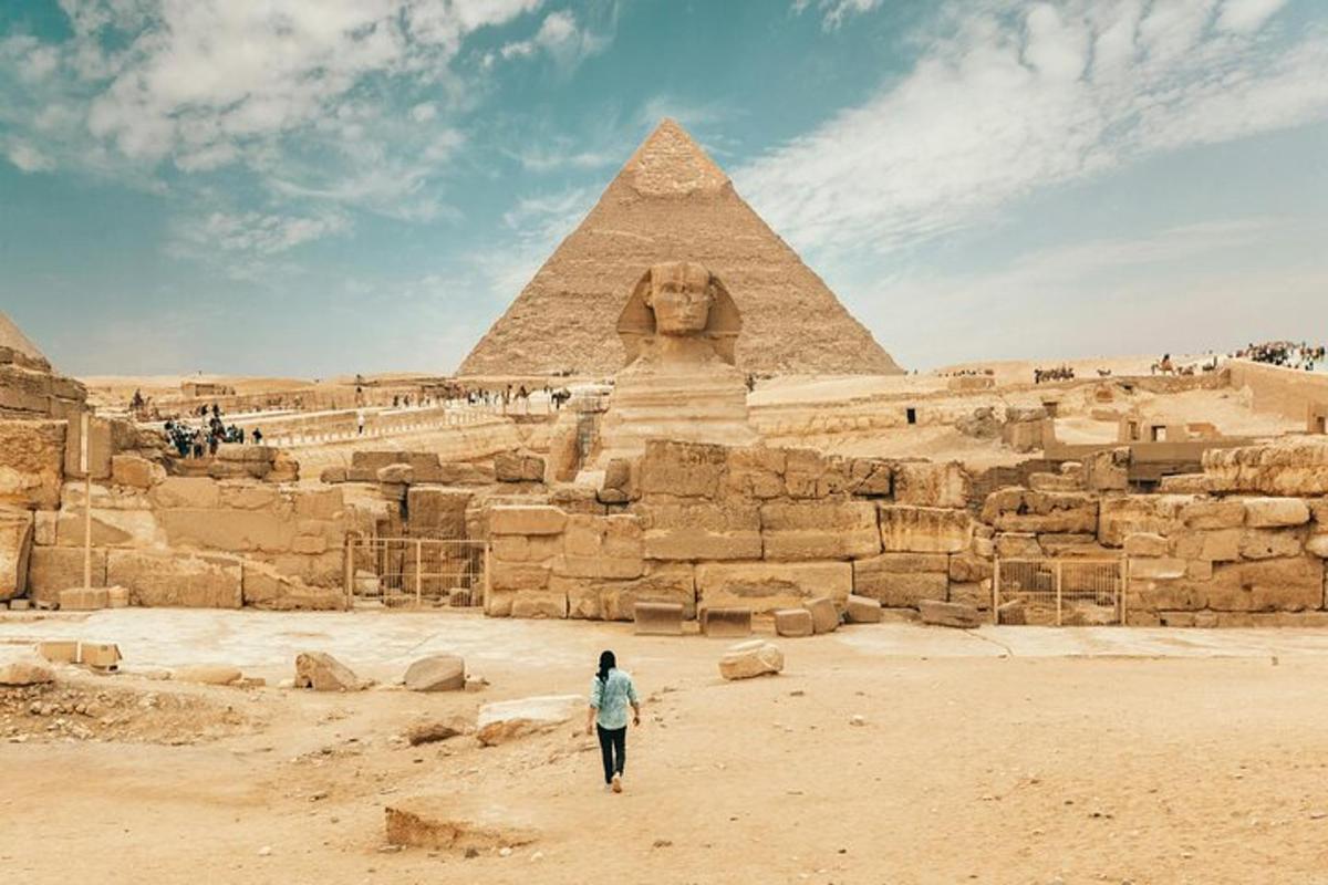une femme marchant devant les pyramides