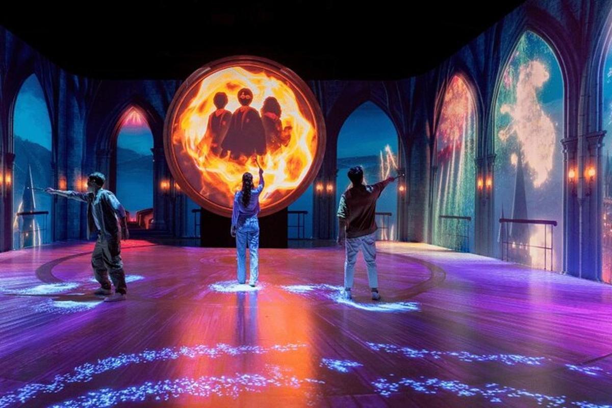 un gruppo di persone su un palco con una palla di fuoco