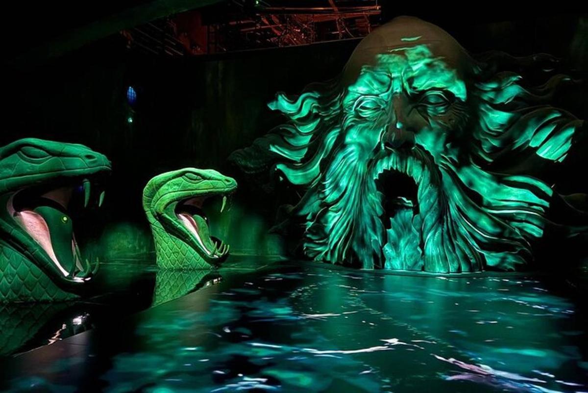 un gruppo di tre statue di dinosauri nell'acqua