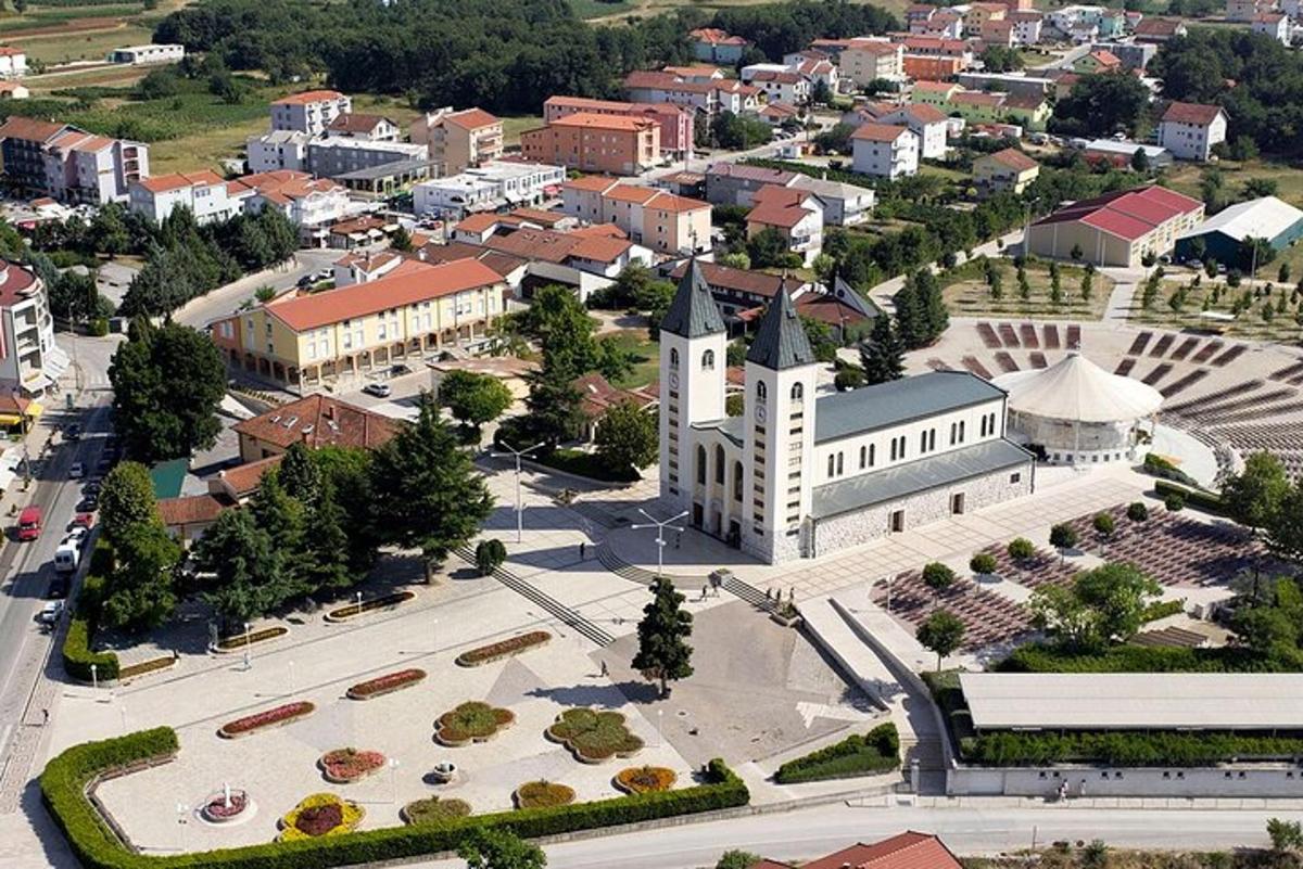 Letecký pohled na město s kostelem