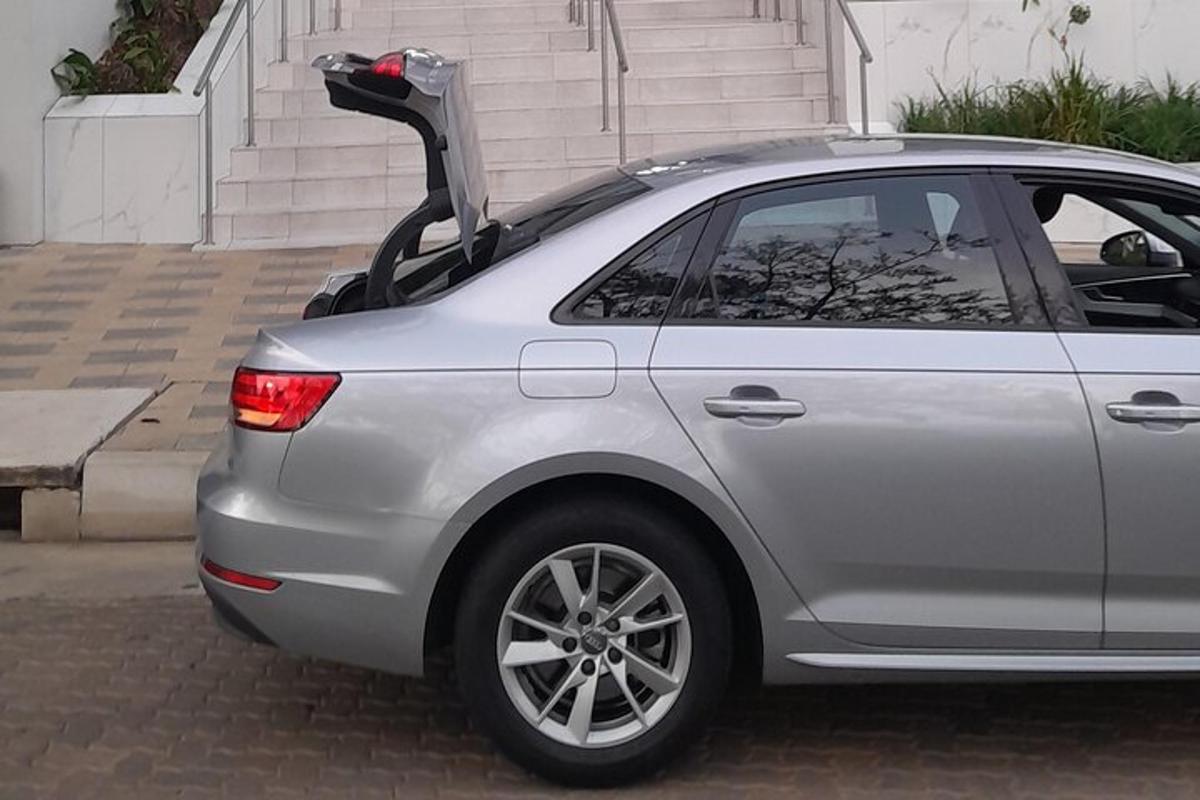 Un coche con el maletero abierto en una entrada