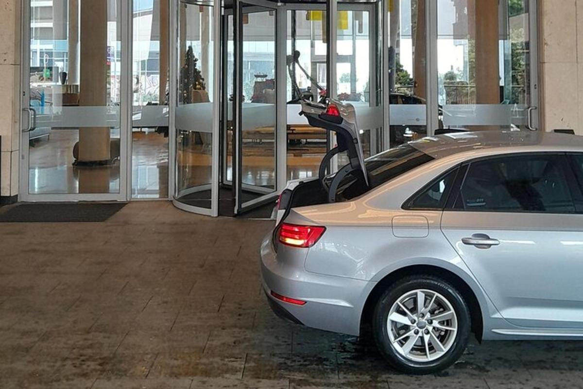 avto s skuterjem parkiran v stavbi