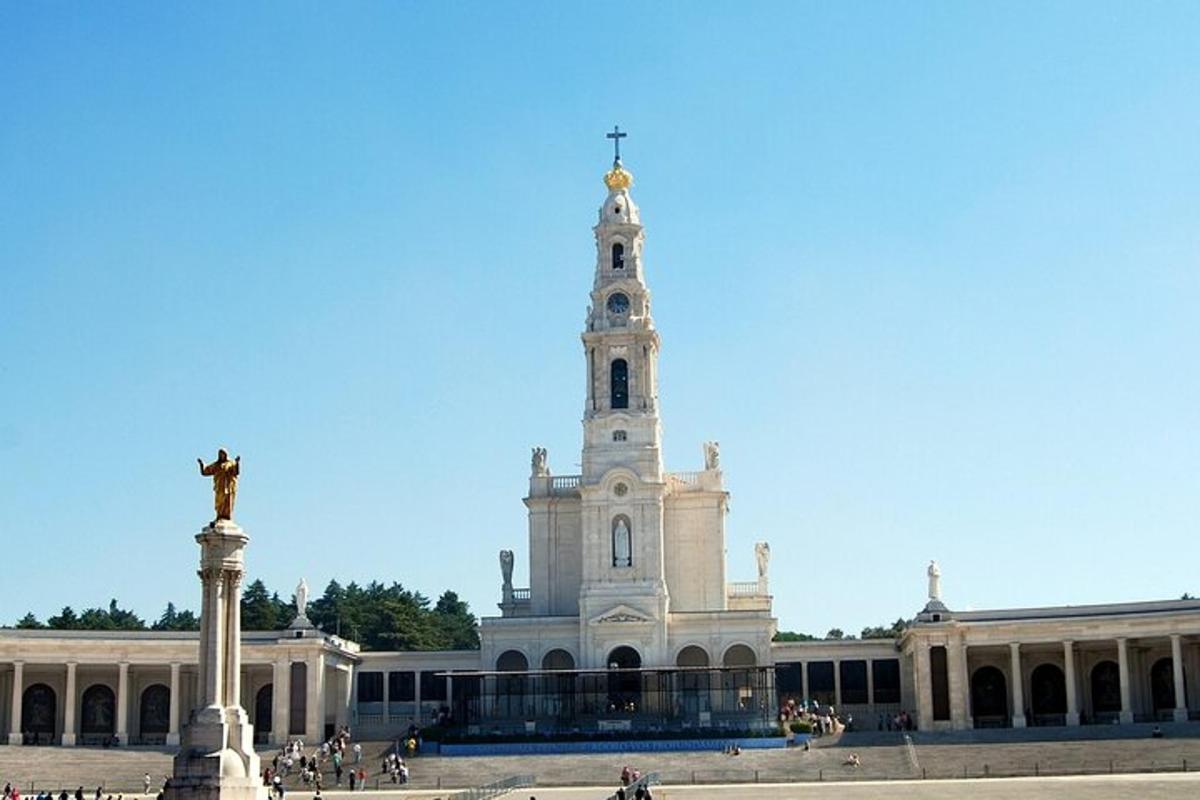 velika stavba s stolpom na vrhu