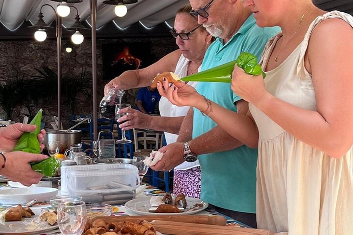 Un grupo de personas de pie alrededor de una mesa con comida.