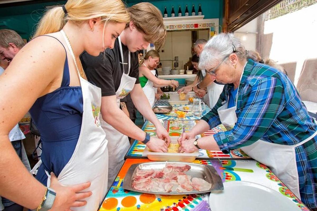 Un grupo de personas en una cocina preparando comida.