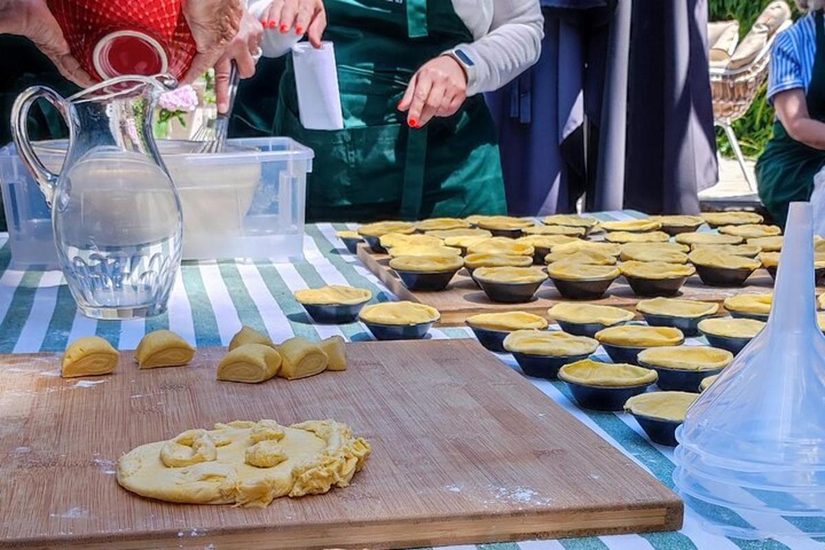 stůl se sušenkami a cupcakes na stole