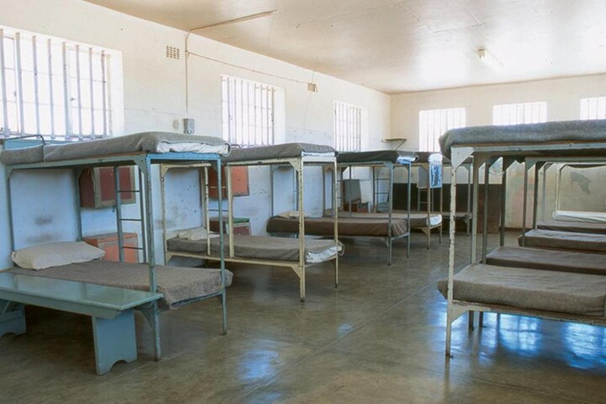 isang grupo ng mga bunk bed sa isang silid