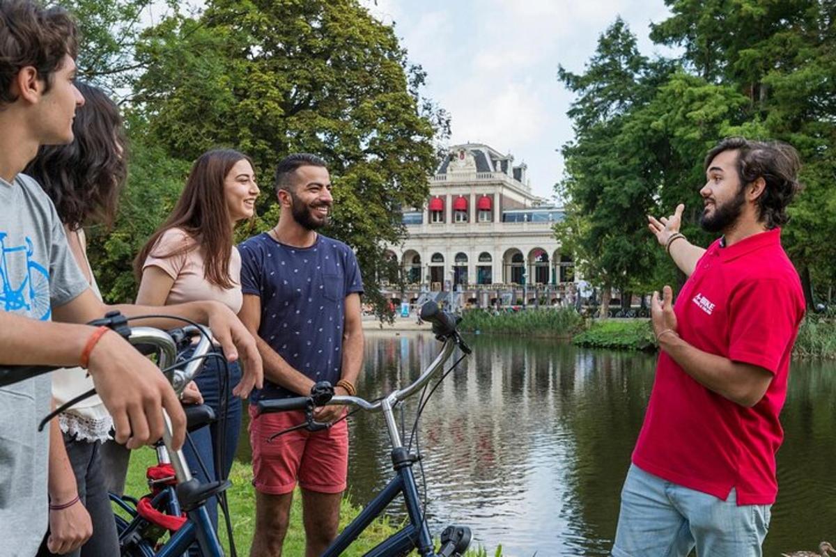 một nhóm người đứng cạnh một chiếc xe đạp dưới nước