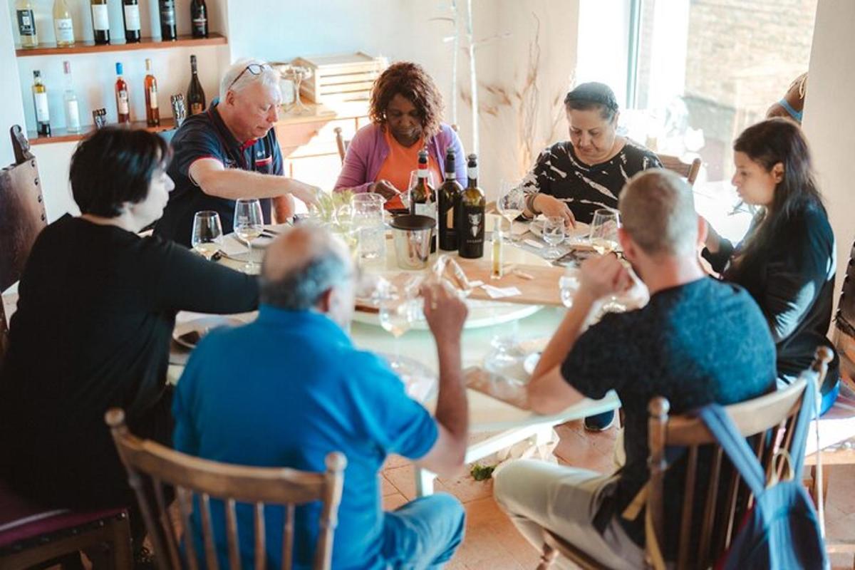 Un grupo de personas sentadas alrededor de una mesa comiendo