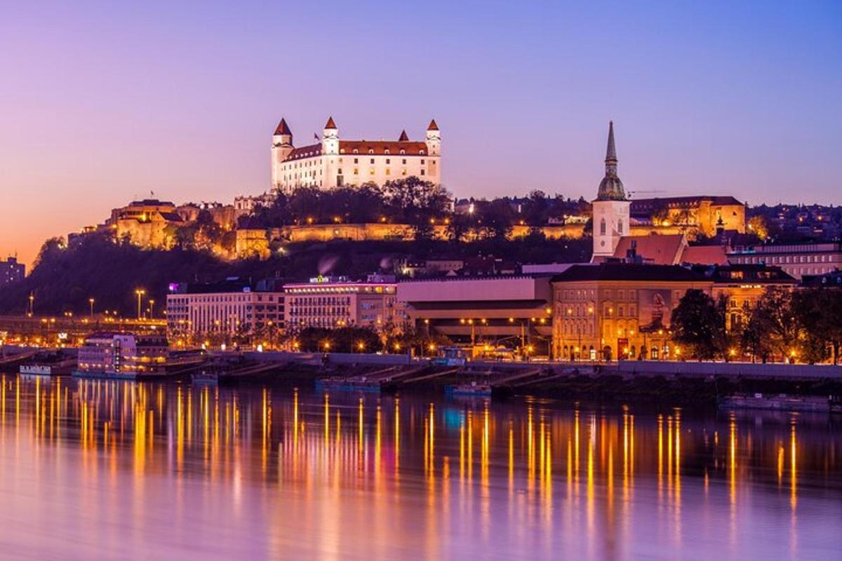 miasto z zamkiem na wzgórzu nad wodą