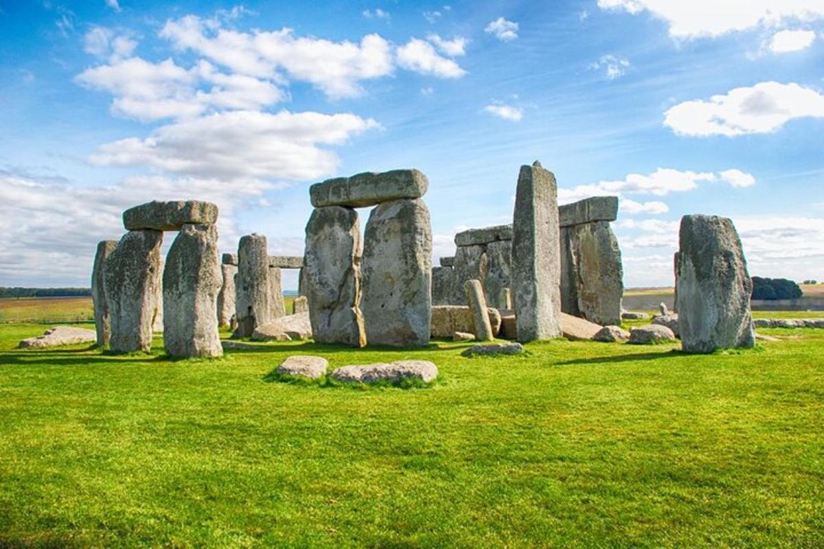 eine Gruppe von Stonehenge-Steinen auf einem Feld