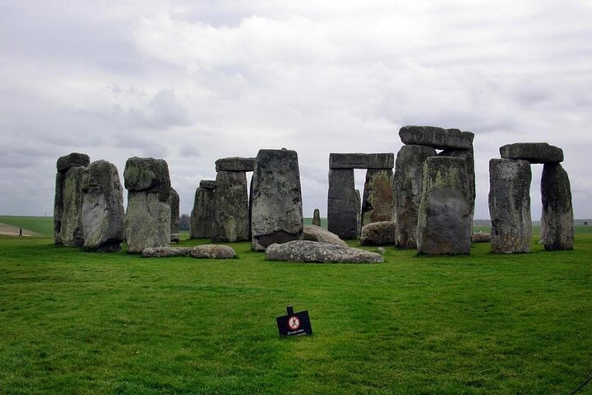 un'immagine di un antico monumento in un campo
